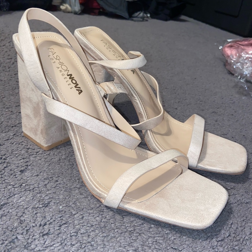 Never worn nude fashion nova heels